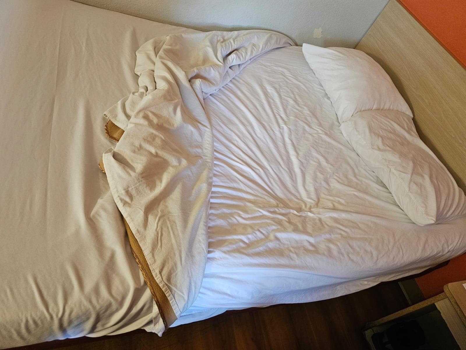 aqui se ve e hoyo en el colchon, estos colchones ya no sirven