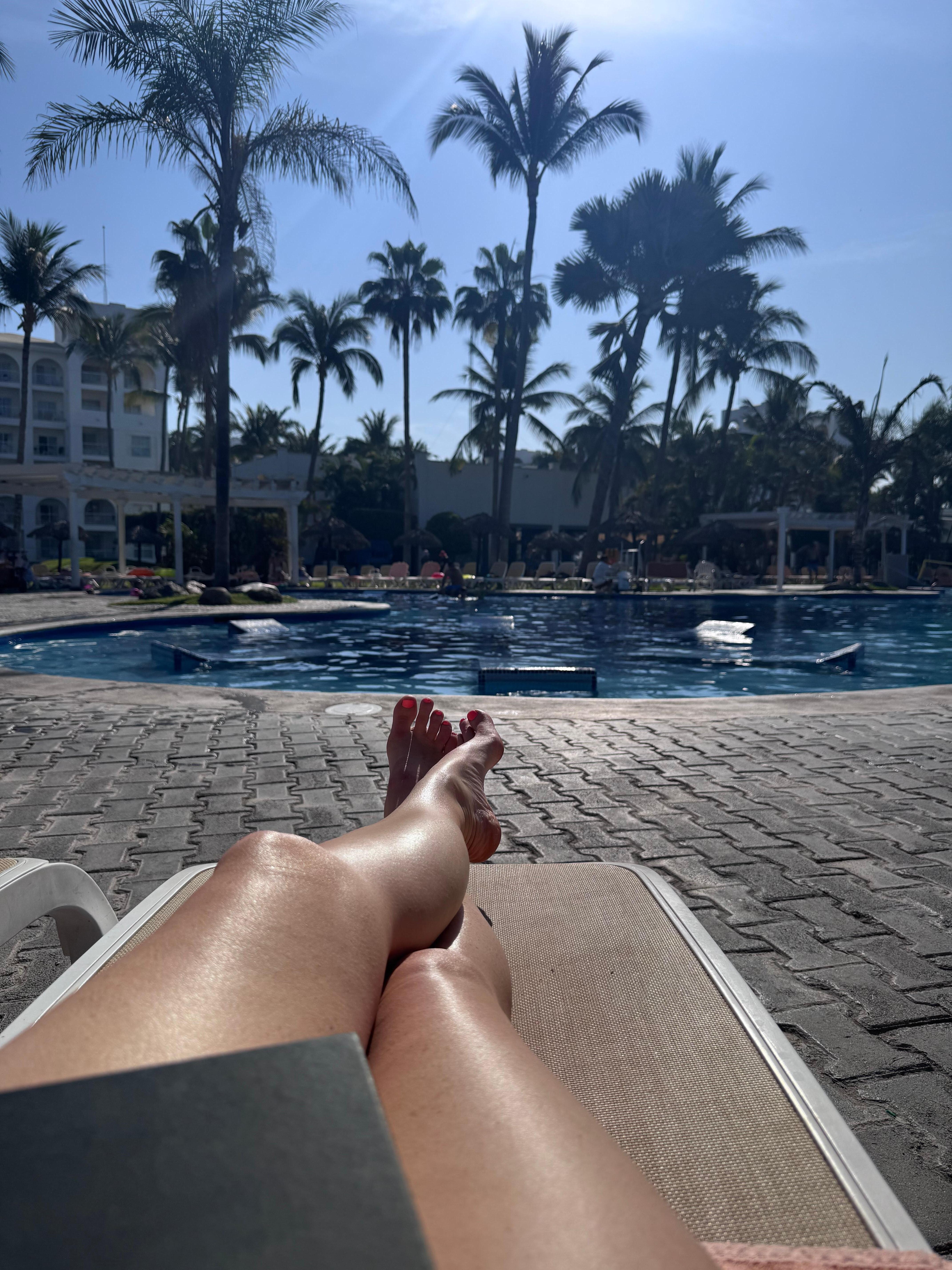 Swim-up bar pool