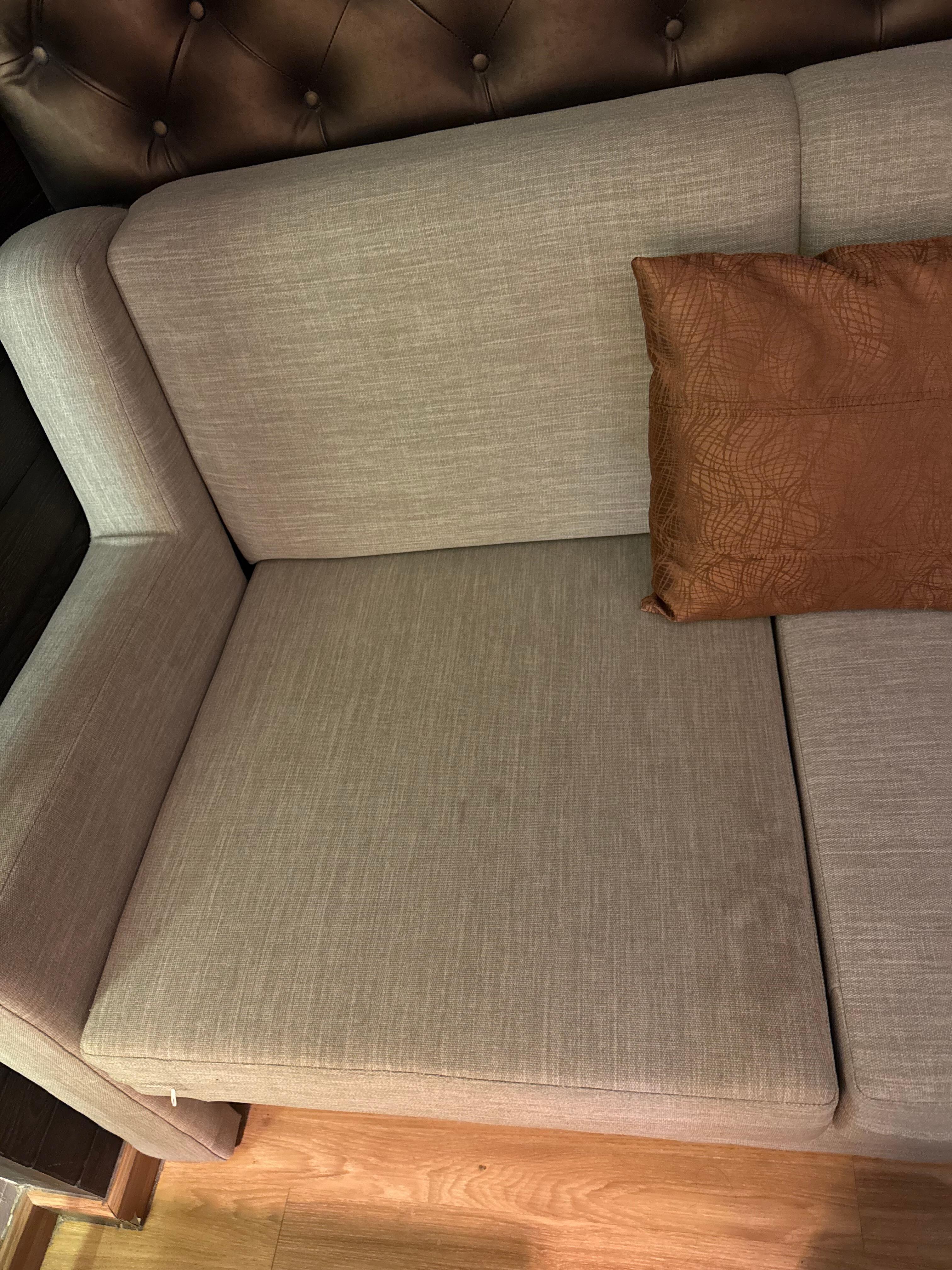 Canapé tout tâché 