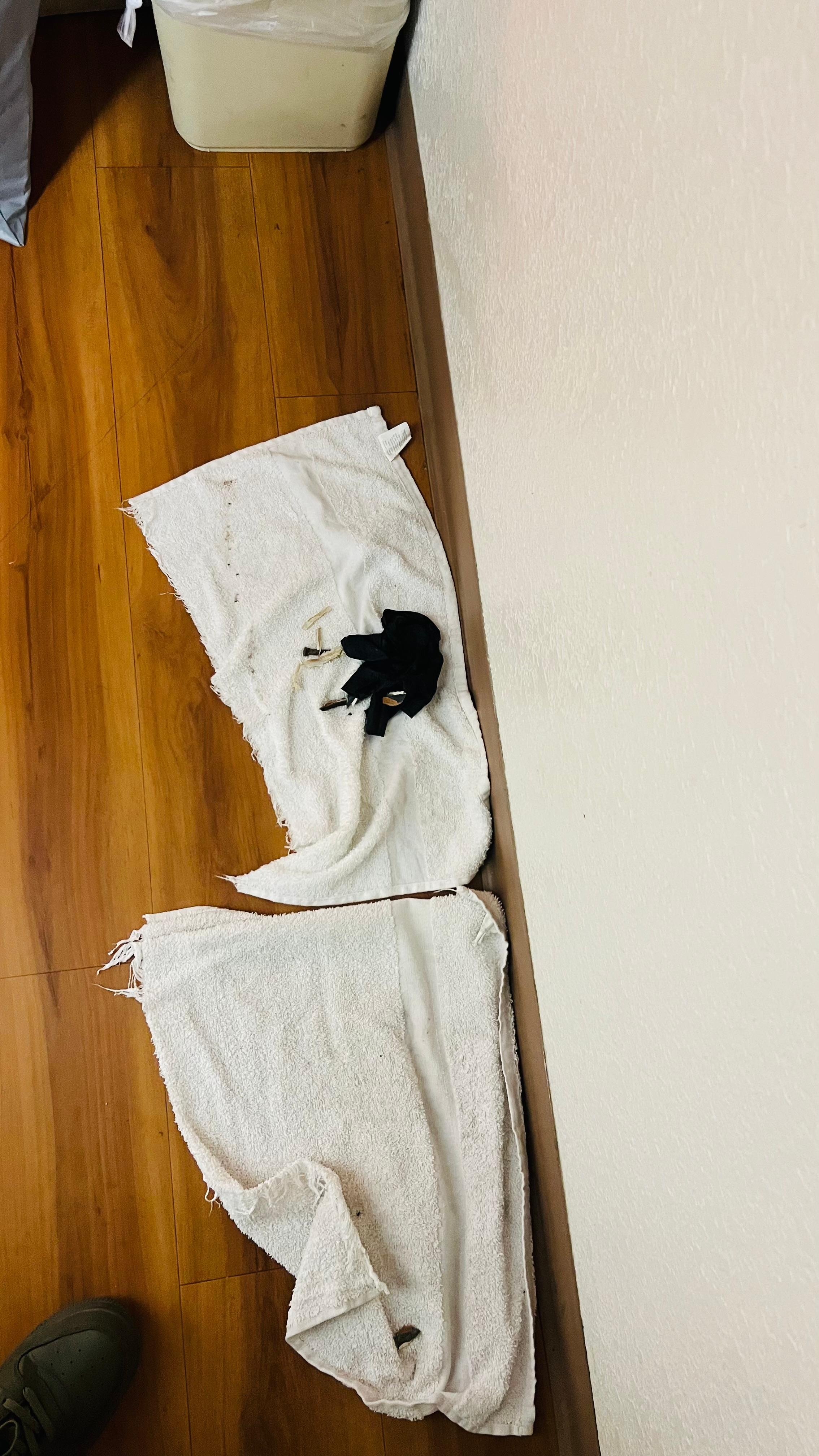 Toallas y basura en el piso del cuarto 