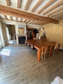 Salle entre la cuisine et le salon