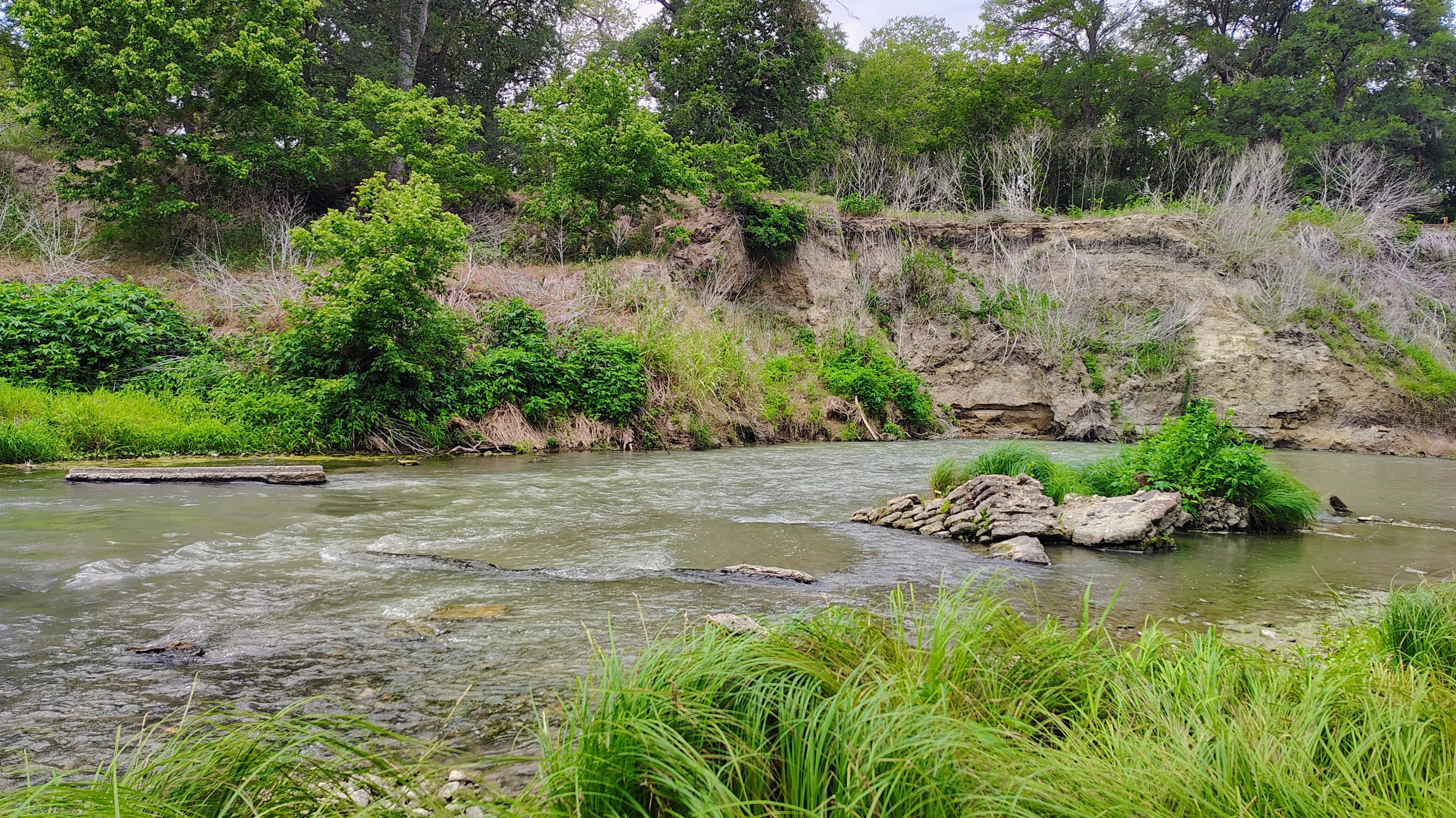 The river was flowing . Beautiful 