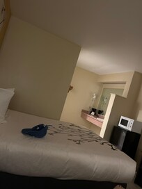 Nice bedding-stylish (excuse the hat).