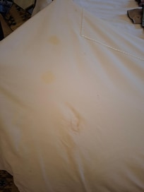 Bettdecke mit Flecken