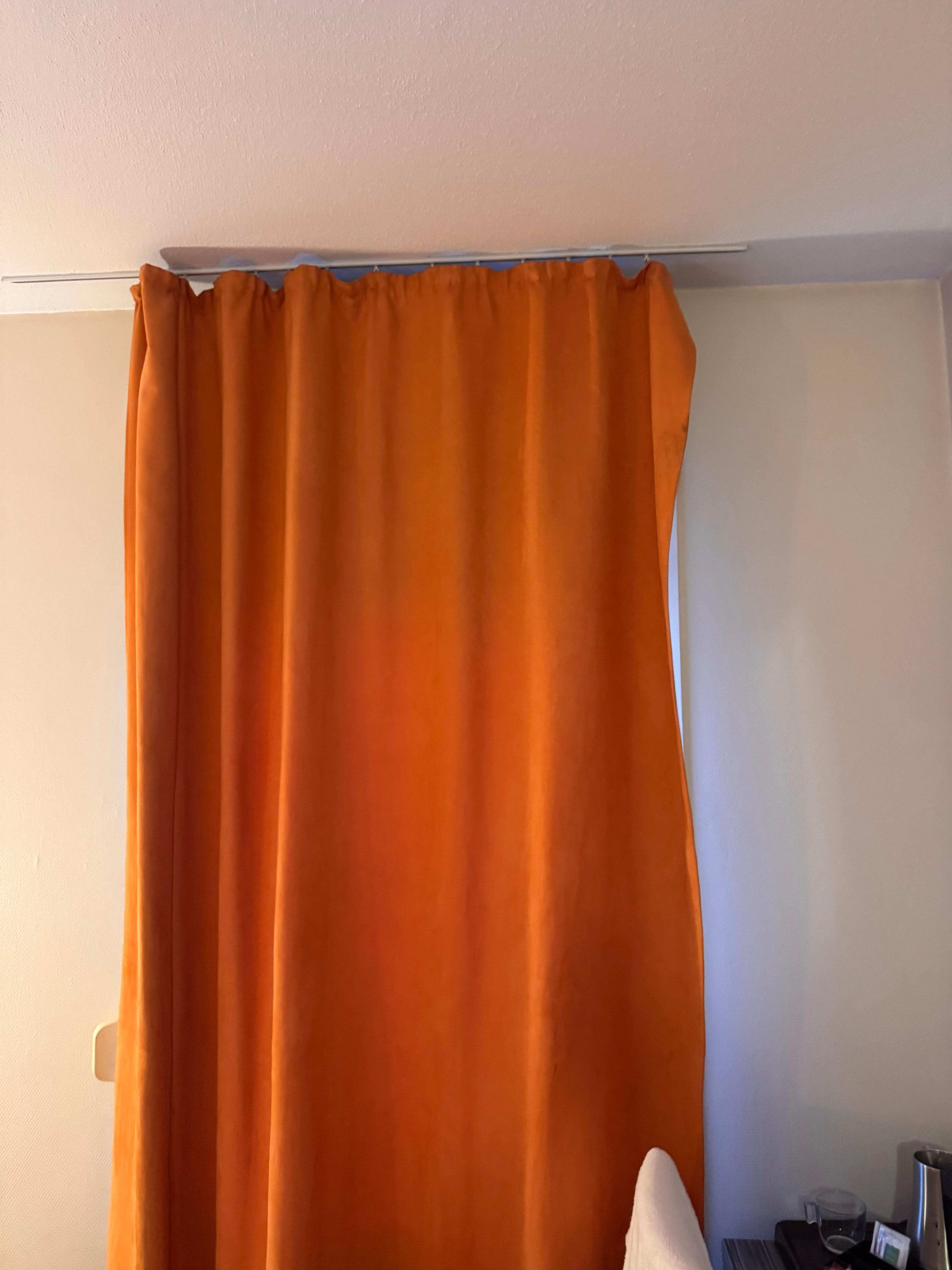 Pas de rideau fins. Si je voulais de la lumière sans la chambre je devais tirer ce rideau épais et  me retrouver face au parking sans rideau fin avec vu complète sur la chambre