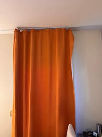 Pas de rideau fins. Si je voulais de la lumière sans la chambre je devais tirer ce rideau épais et me retrouver face au parking sans rideau fin avec vu complète sur la chambre