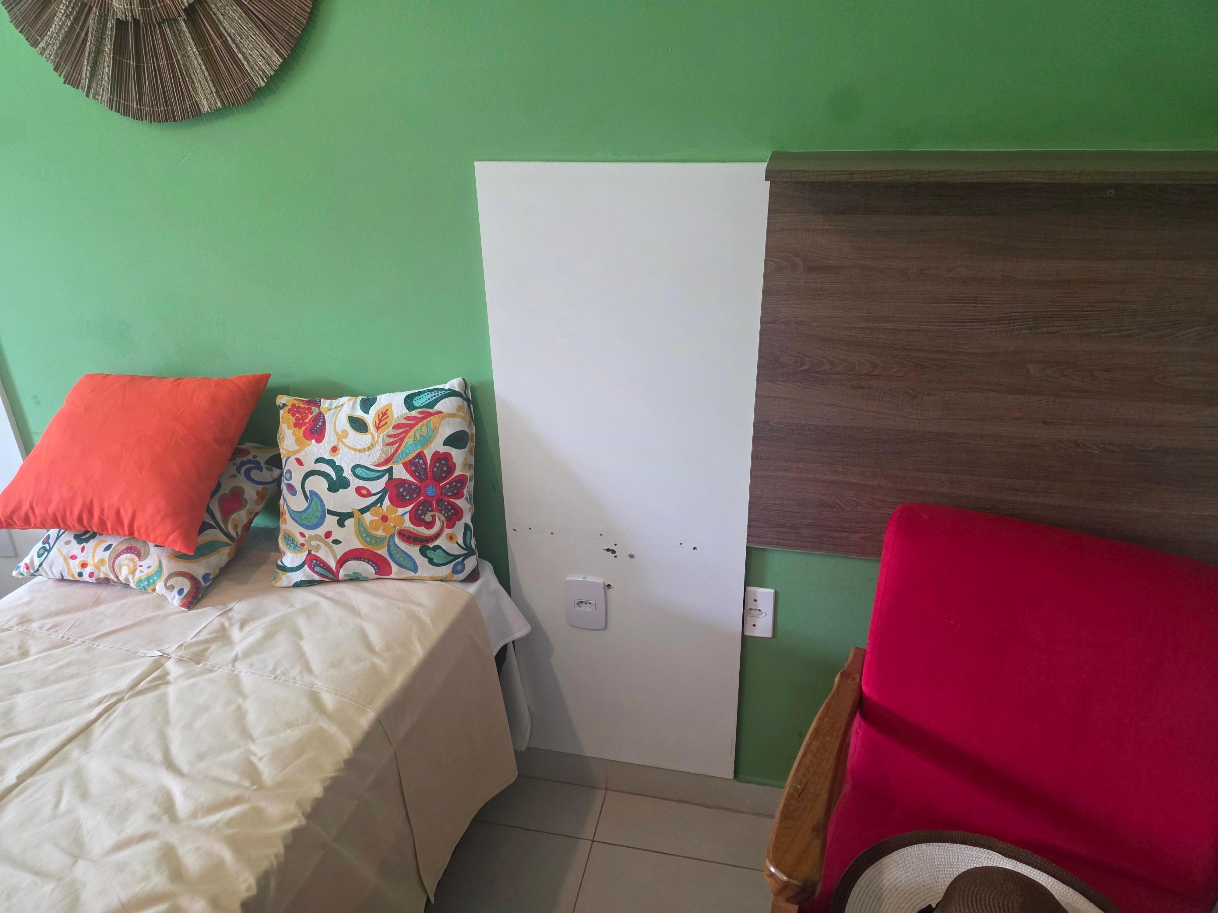 Sem apoio na lateral da cama.