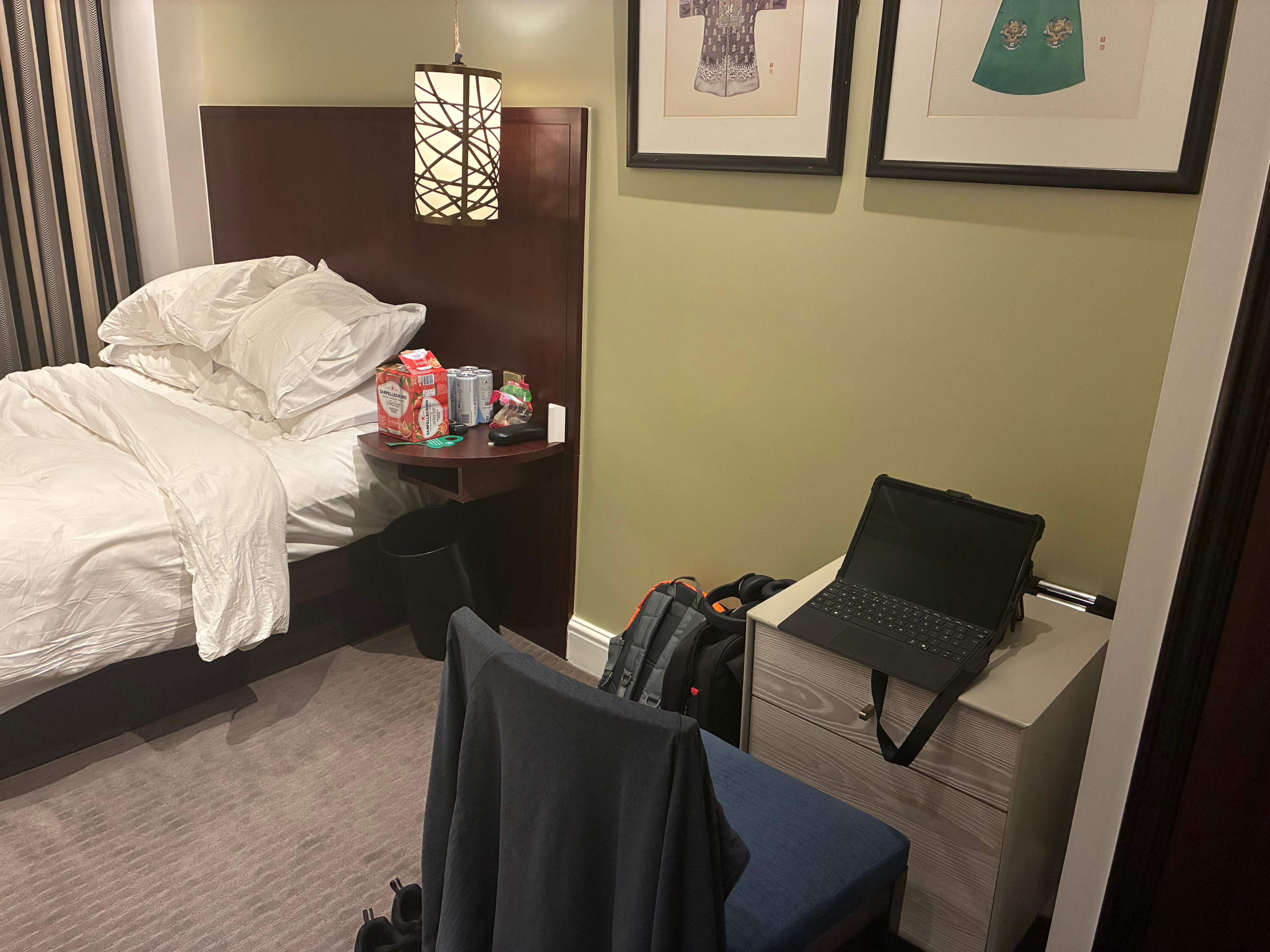 Lack of desk as shown in room picture when booking