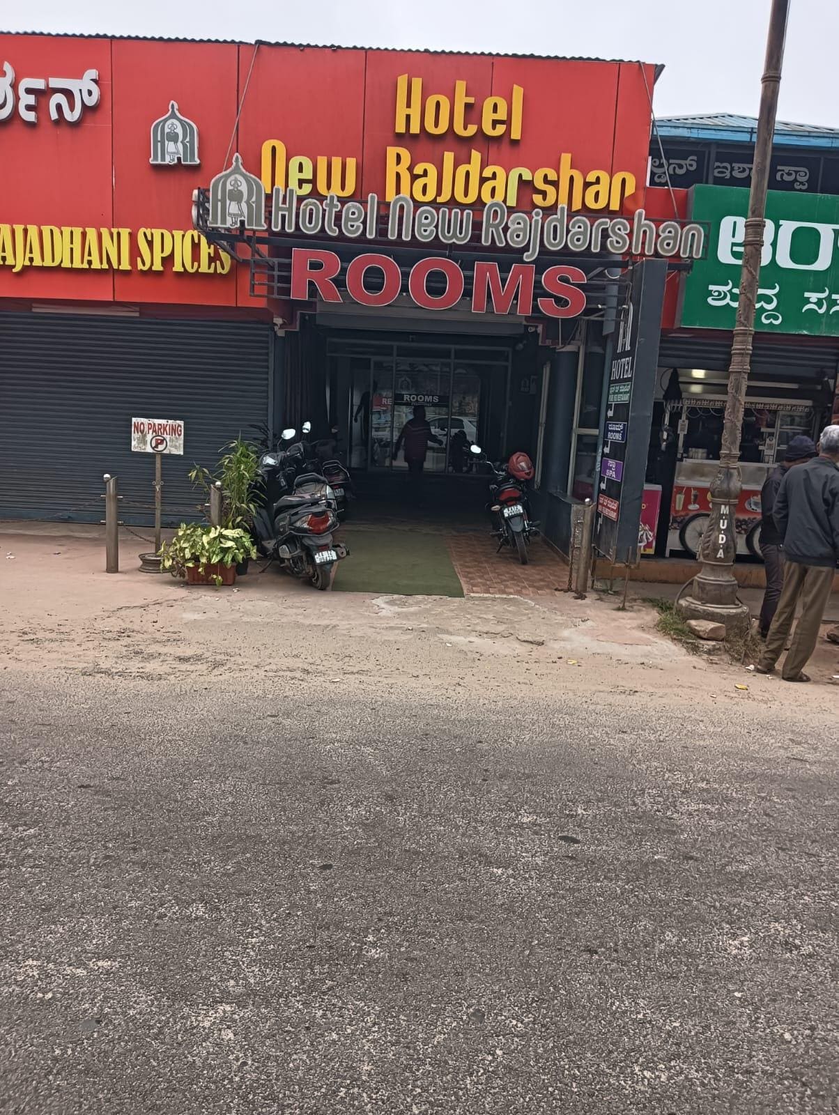 Great location just opp Raja Seat , one of the main sight seeing attraction, a great demand restaurant right at entrance, and a souvinear shop. Great Beds, Neat and Clean Bath Room and tea/ coffee, TV, AC everything was just perfect. So spacious room