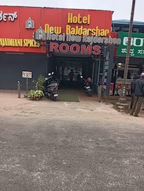 Great location just opp Raja Seat , one of the main sight seeing attraction, a great demand restaurant right at entrance, and a souvinear shop. Great Beds, Neat and Clean Bath Room and tea/ coffee, TV, AC everything was just perfect. So spacious room