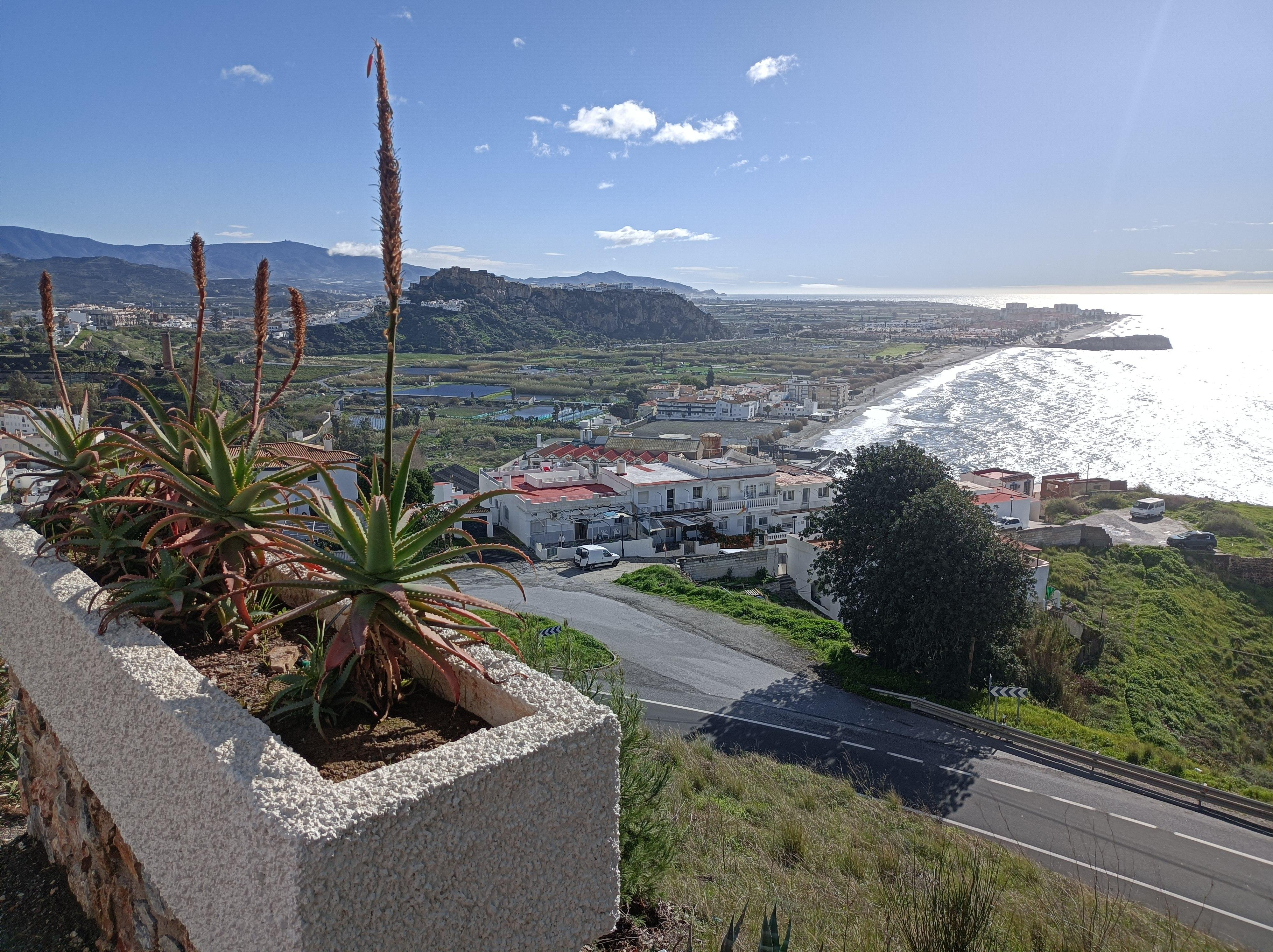 Vue de salobrena sur les hauteurs de Caleta