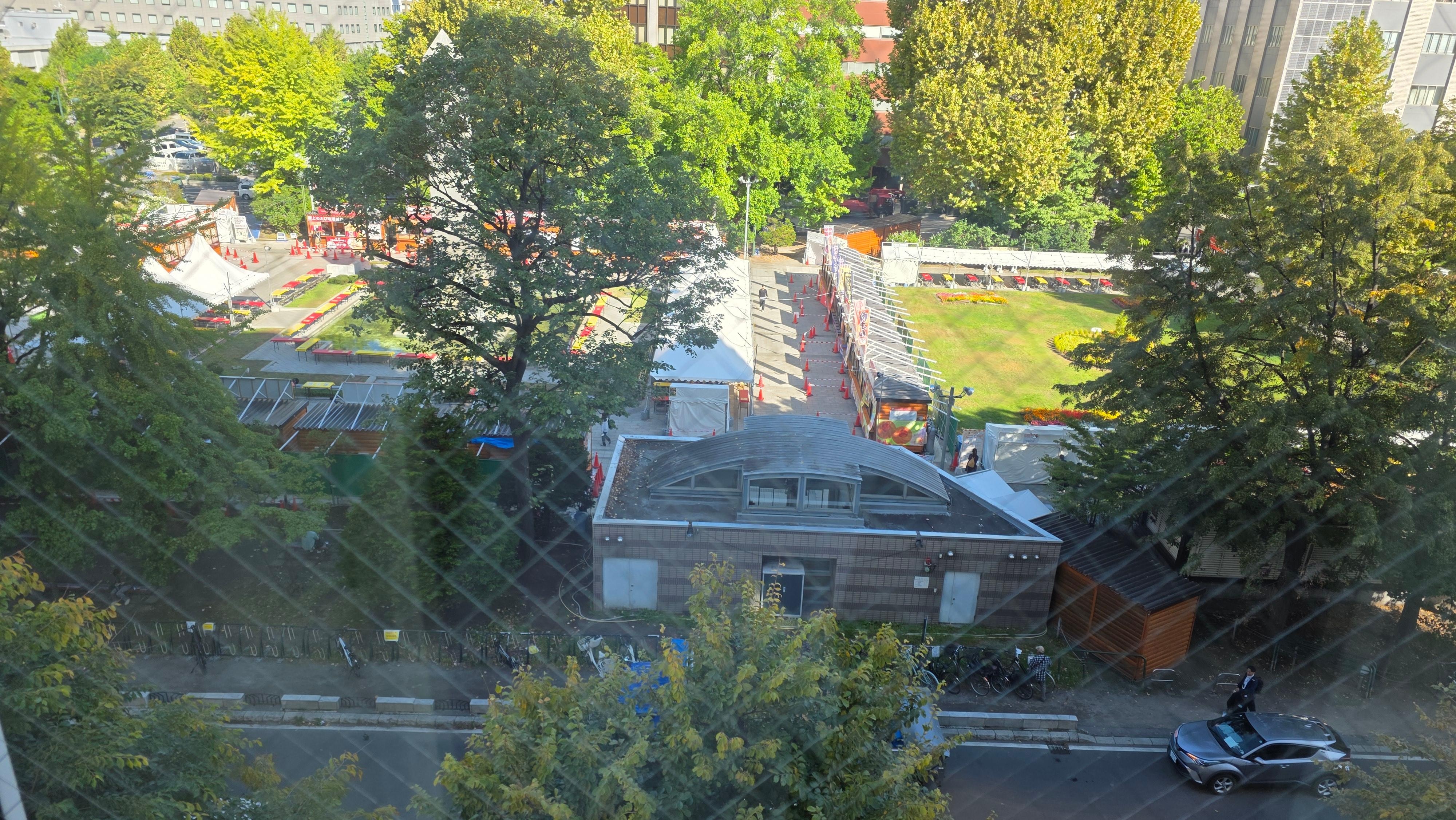 室内から大通り公園を望む
