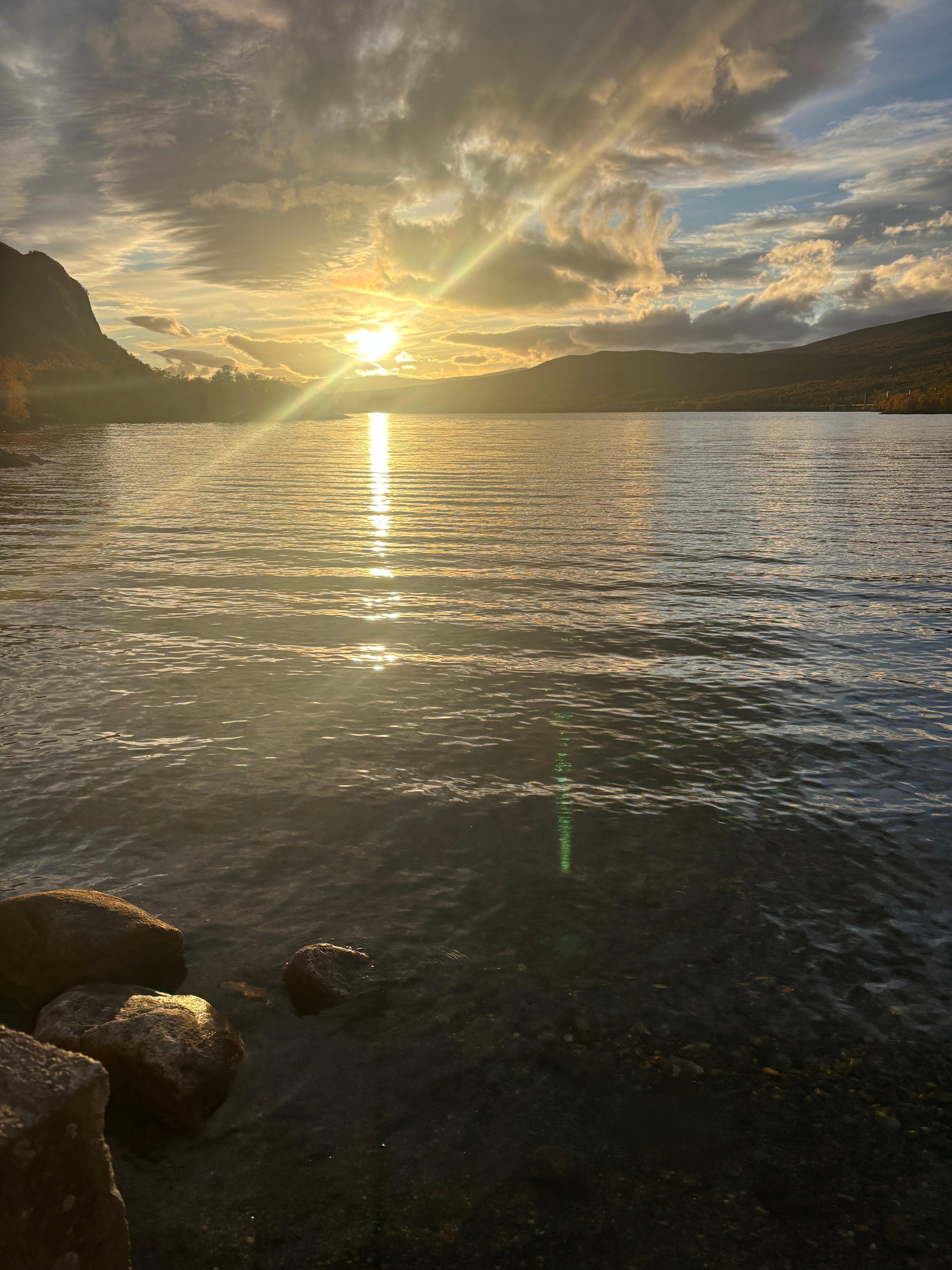 Hotellet ligger rett ved Vågåsjøen - perfekt for bading og fiske 