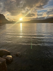 Hotellet ligger rett ved Vågåsjøen - perfekt for bading og fiske