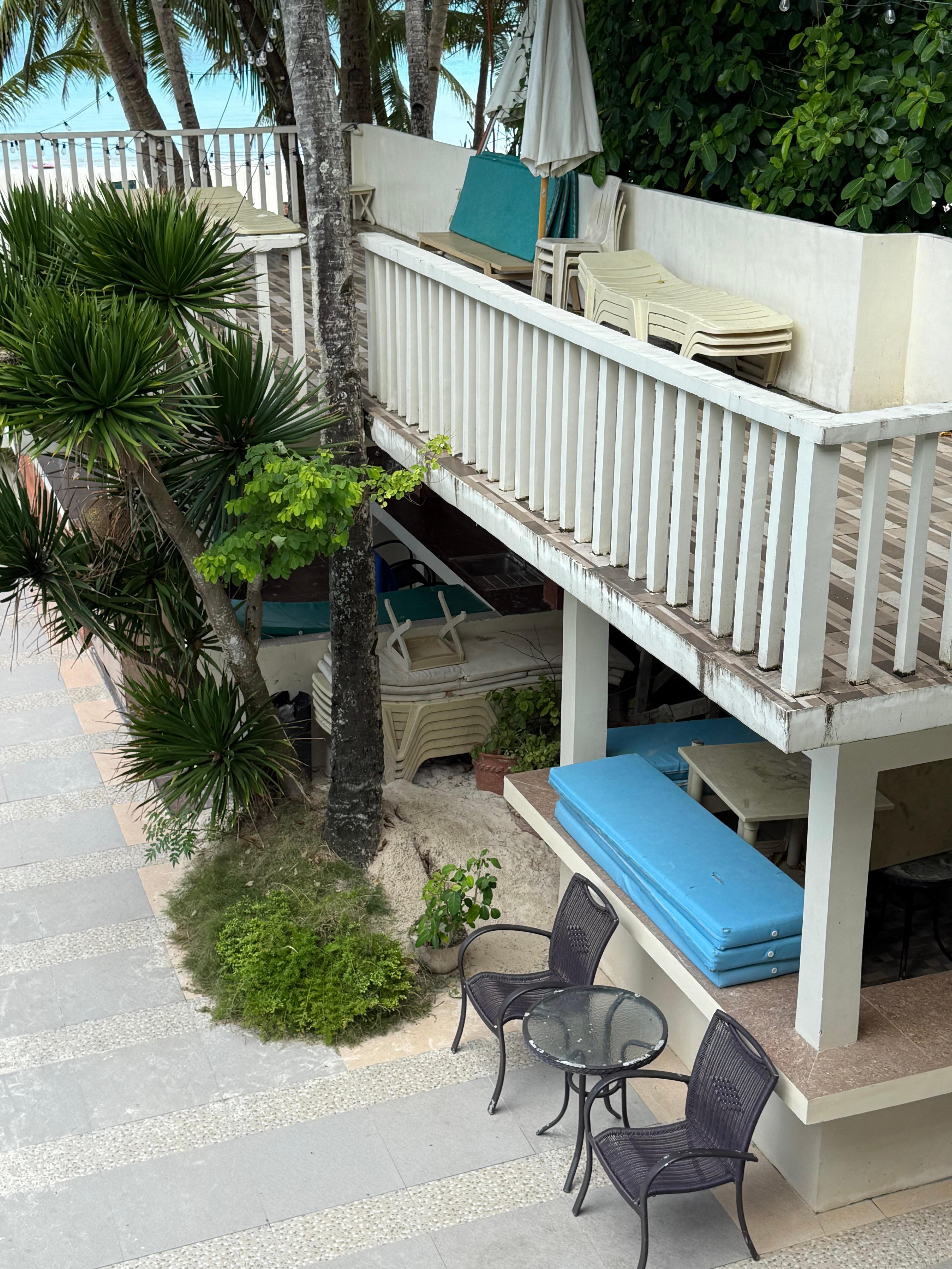 Meget uindbydende pool område, som var faldefærdigt og meget beskidt. En dags oprydning og maling ville gøre underværker.