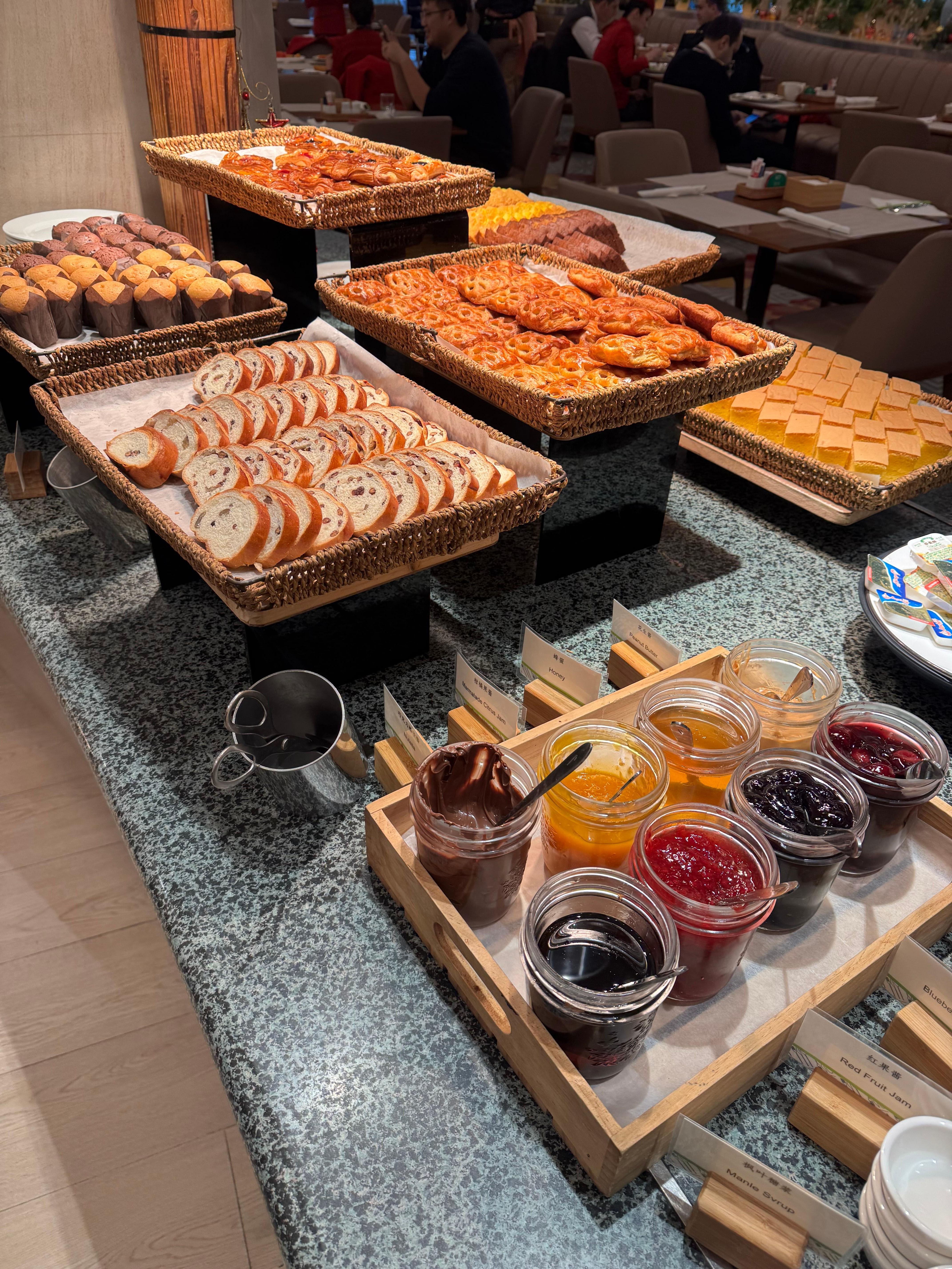 朝食会場のほんの一部。パンも大好きなのでたくさんいただきました。