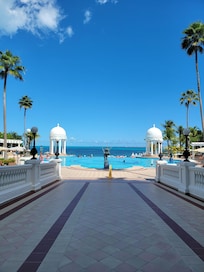 Direct access from the lobby to the pools and beach
