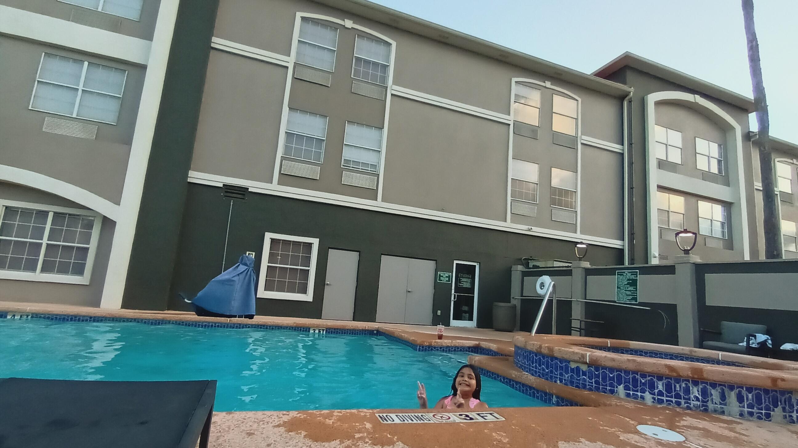 Pool to herself. My little Mermaid 😍
