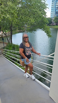 Strolling around the lake, enjoy the beautiful scenery.
