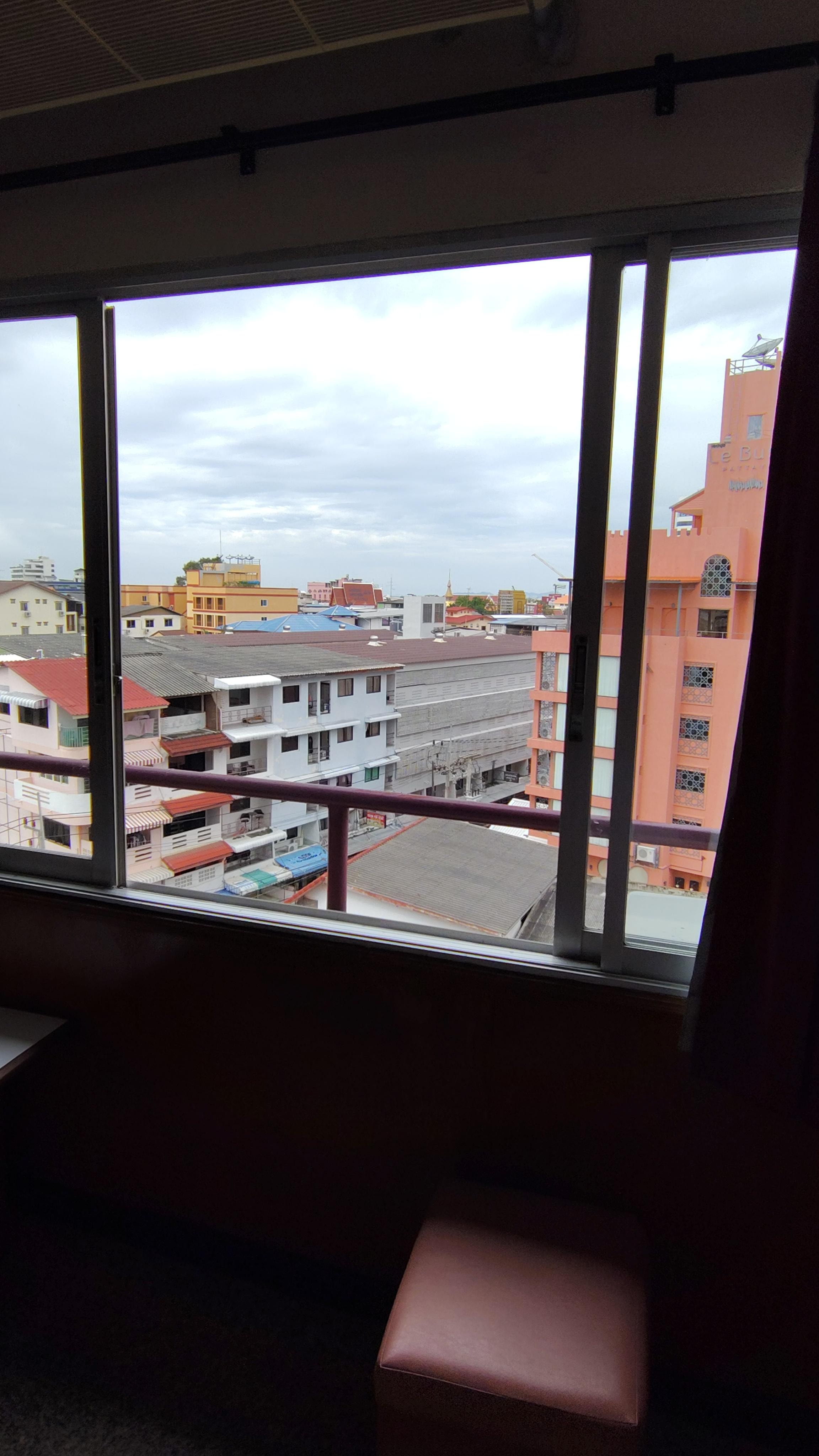 窓からの眺望良い。直射日光は当たらないが、部屋はとても明るい