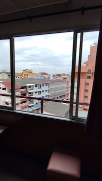 窓からの眺望良い。直射日光は当たらないが、部屋はとても明るい