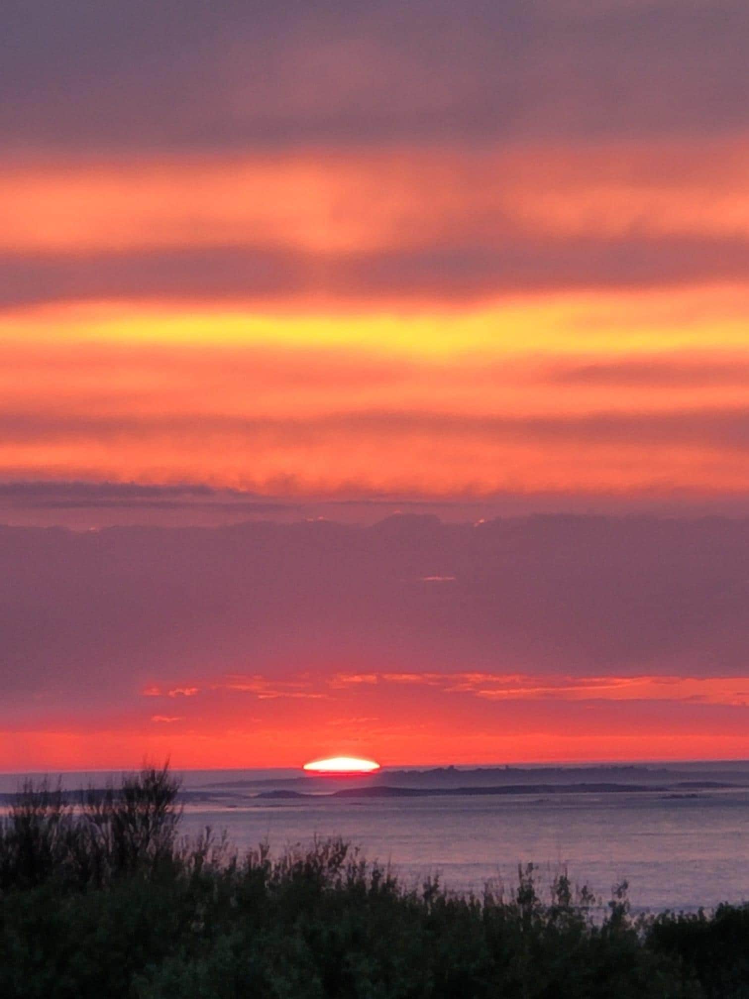 Uitzicht vanuit de slaapkamer met mooie zonsondergang.