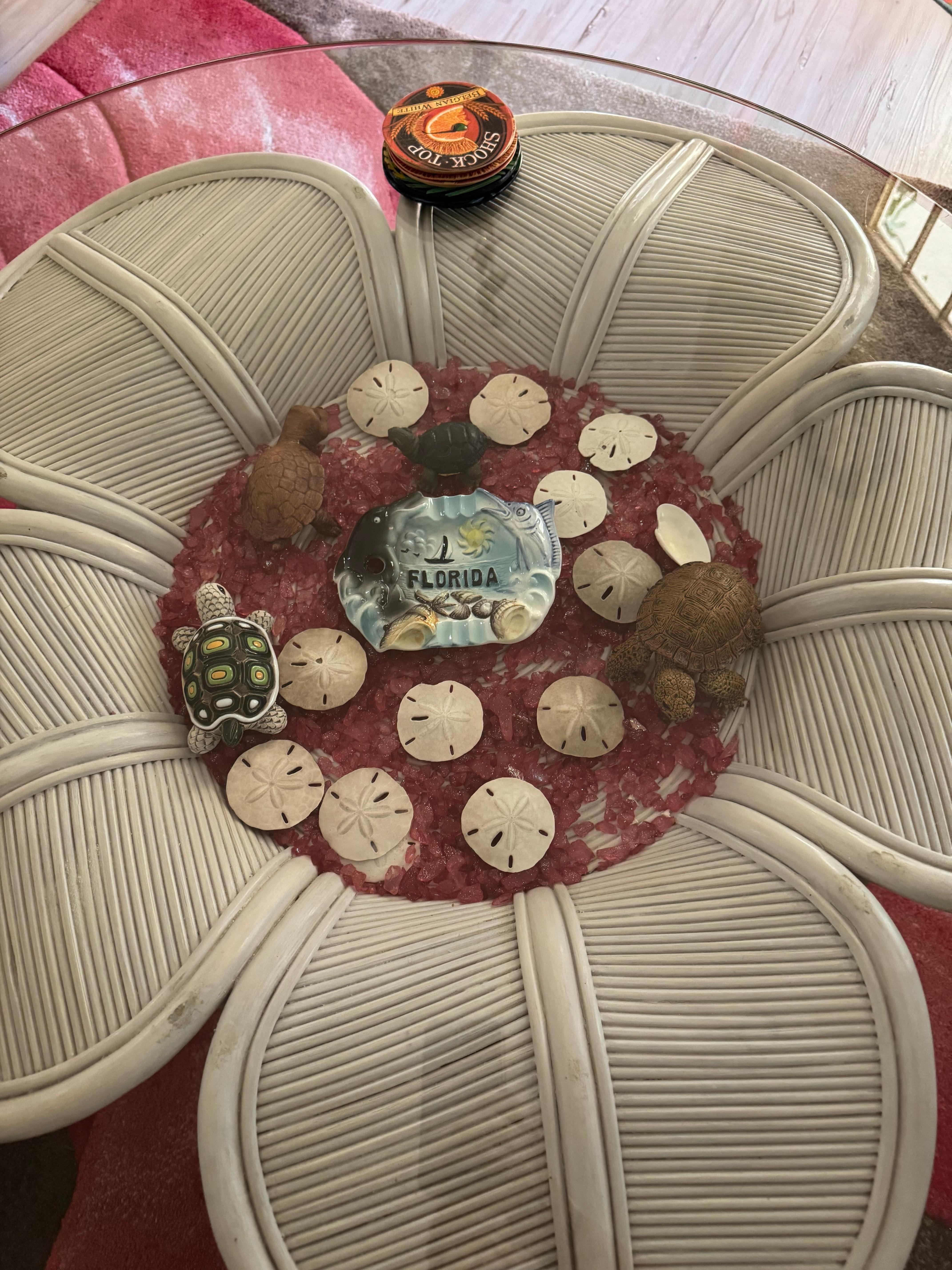Fun coffee table cute ! 