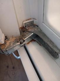 KĂŒhlschranktĂŒr, unangenehmer Geruch, wir haben dort lediglich GetrĂ€nke gelagert