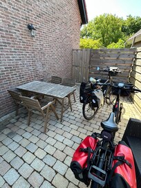 Die Terrasse ist leider nicht sehr einladend gestaltet.