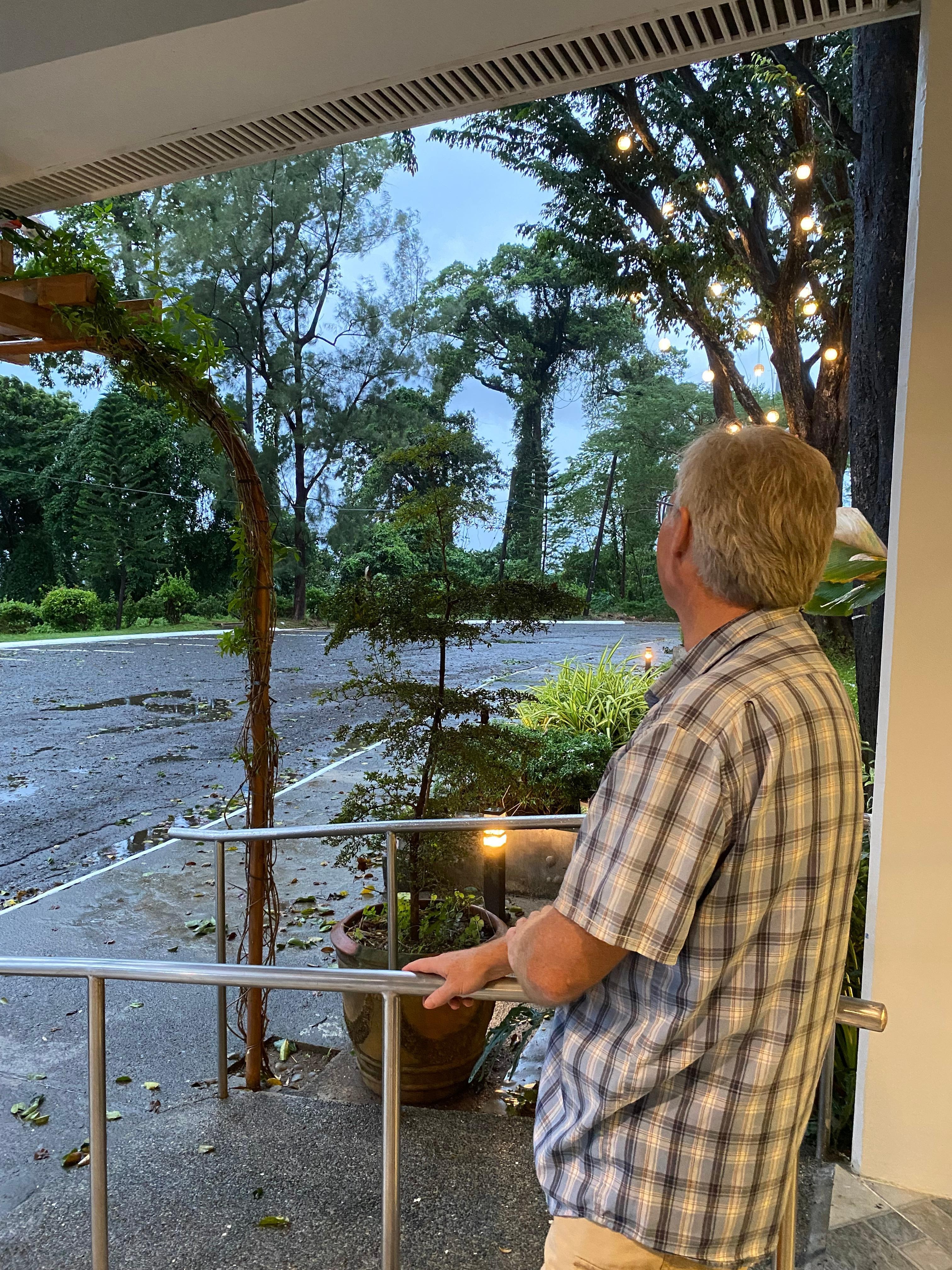 Watching the beginning of the typhoon 