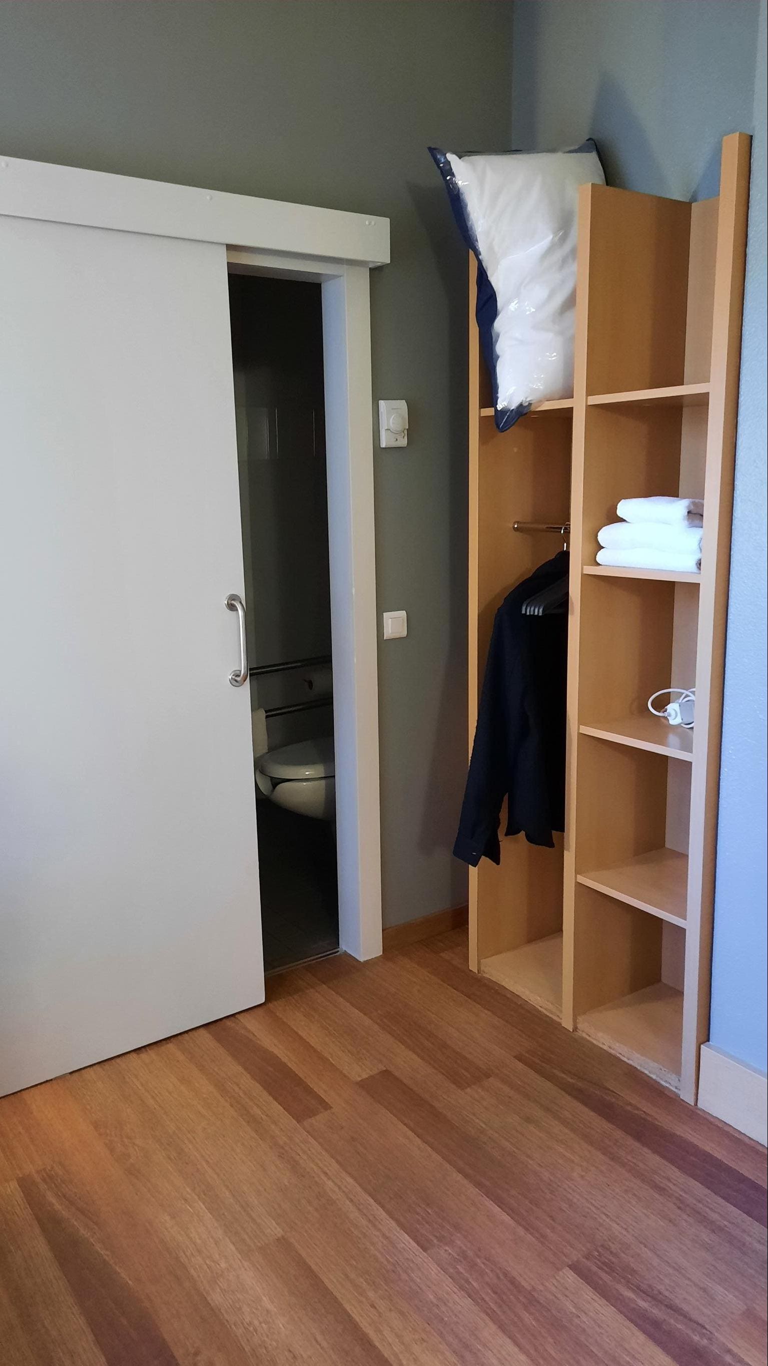 Badezimmer mit Schiebetür. Ließ sich nicht komplett schließen.