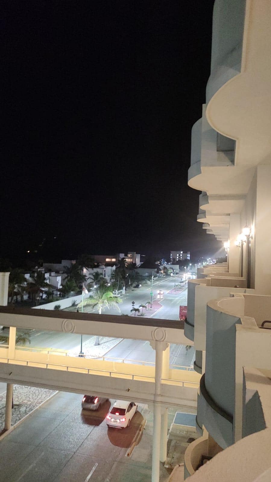 Puente del hotel para cruzar a las albercas y al mar