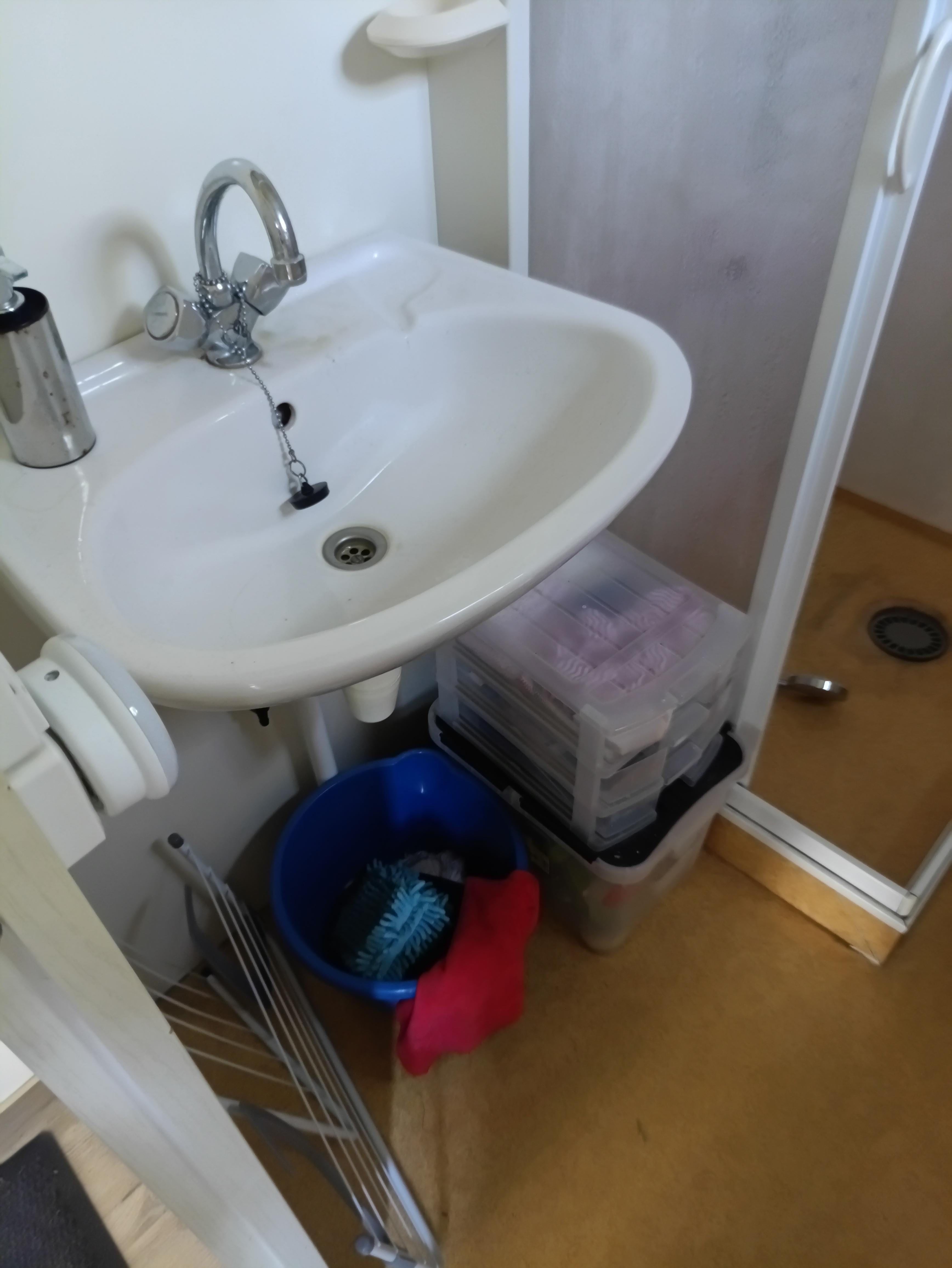 Unterm Waschbecken Sachen vom Eigentümer Spiegel Schrank voll mit Sachen vom Eigentümer 