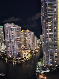 Vista nocturna de la habitación