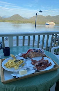 The host made breakfest for us. So nice.