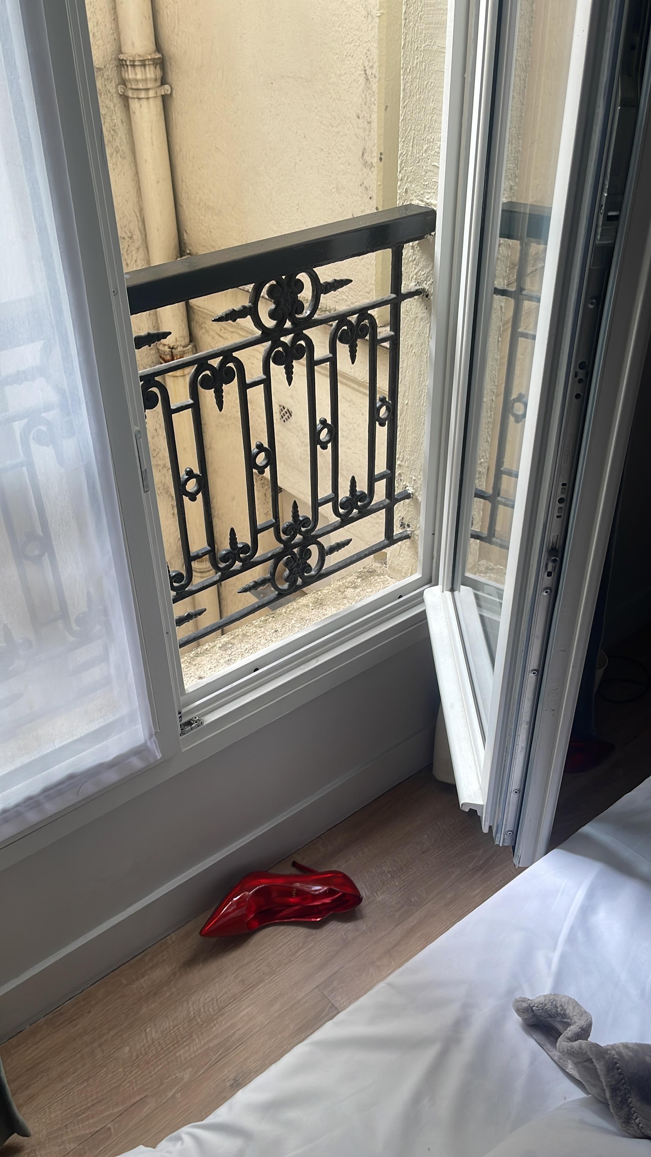 I loved the charming balcony detail that gave it a true European feel. The space was comfortable, well maintained, and provided everything needed for a pleasant stay.