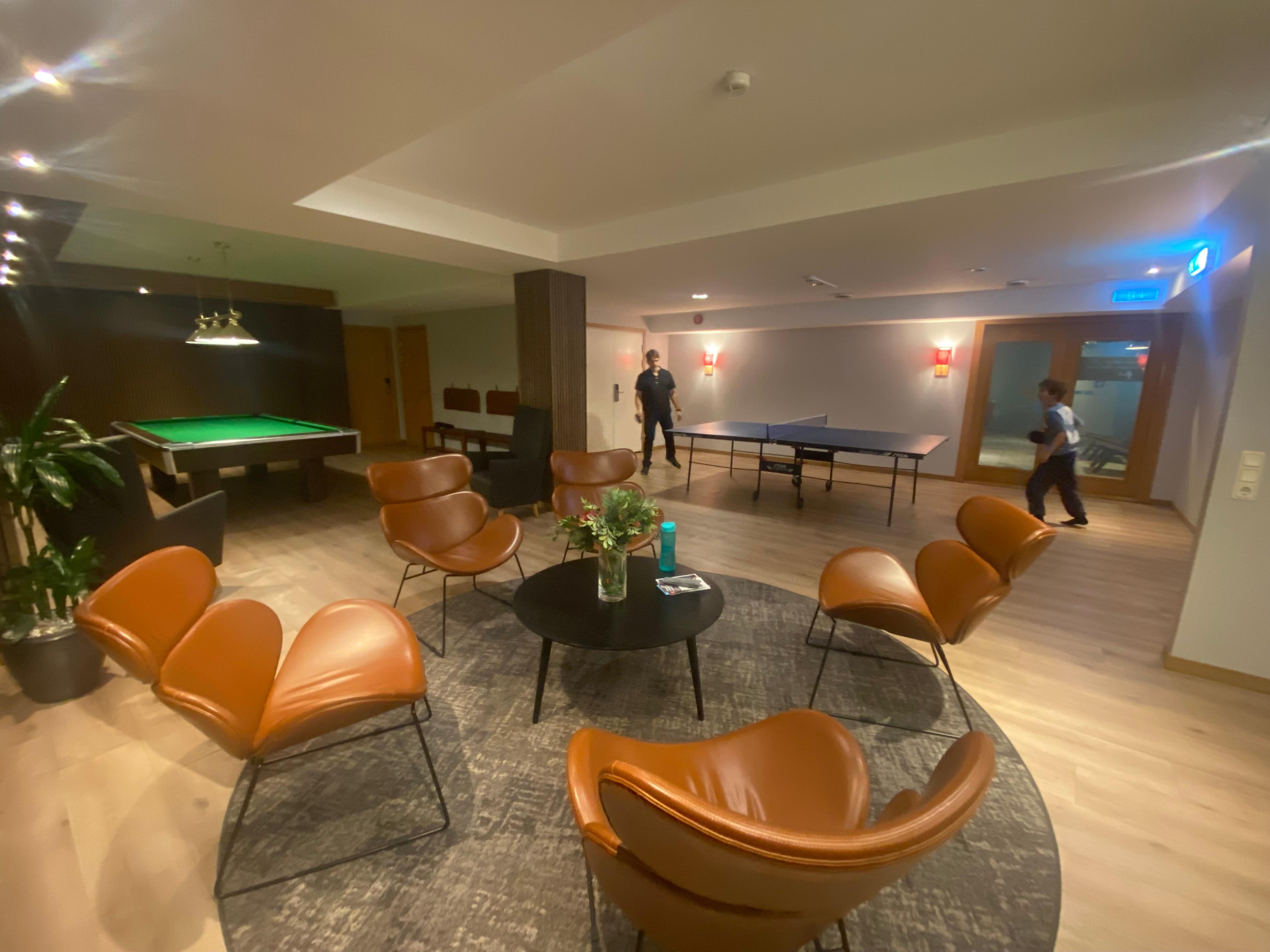 Godt og rummeligt spillelokale.