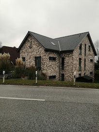 Haus von der Seite, oben rechts ist die Wohnung Elbblick 2