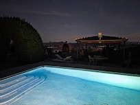 Blick vom Pool ins Tal