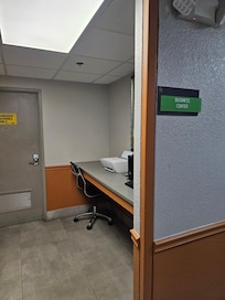 El centro de negocios, una computadora y un printer....un grupo de negocios q se deje llevar por " centro de negocios " se lleva la sorpresa