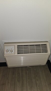 Old rattled style heat with no thermostat.