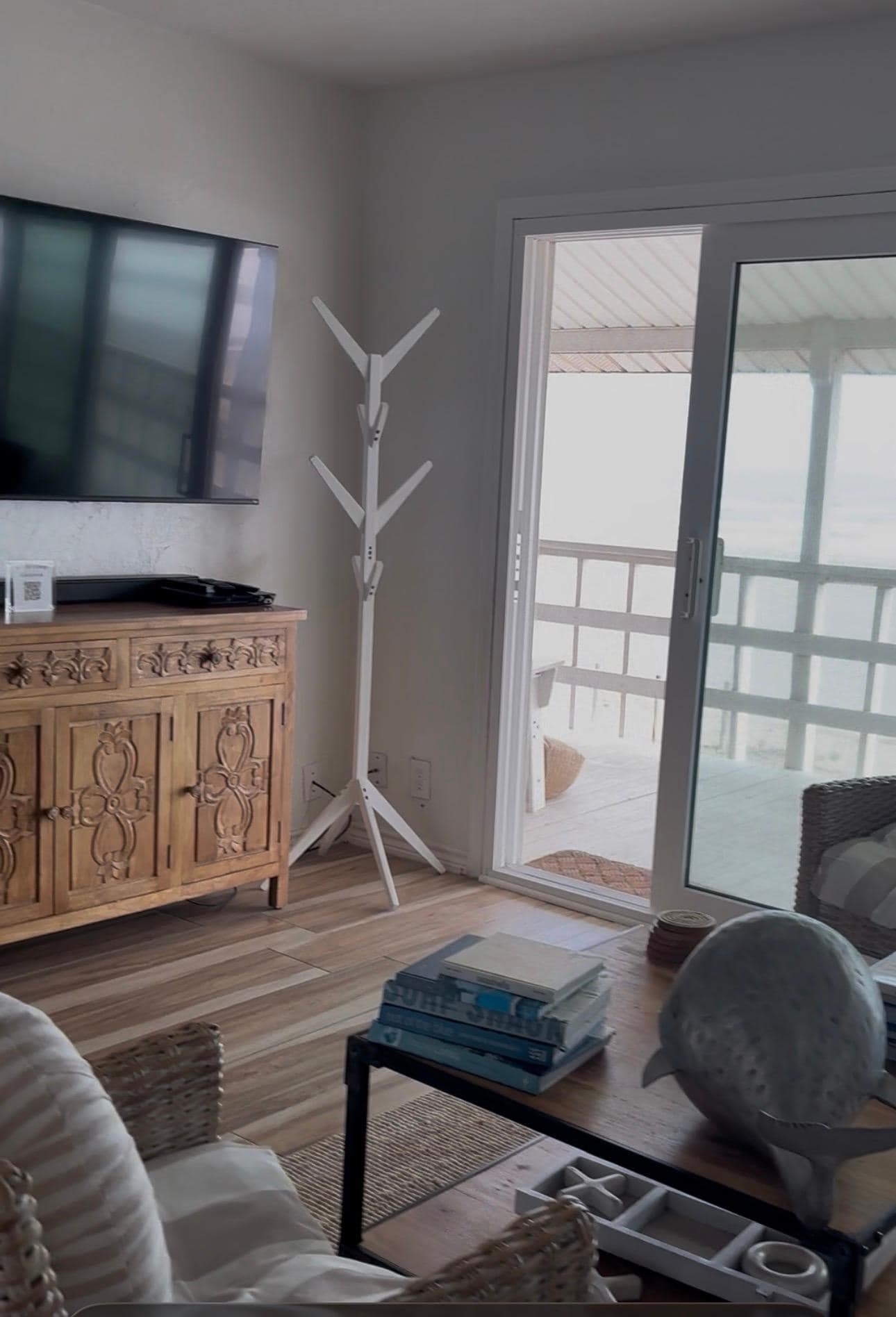 Cute main room leads out to the balcony