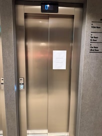 Elevador que permaneceu desativado durante nossa estadia de 7 dias.