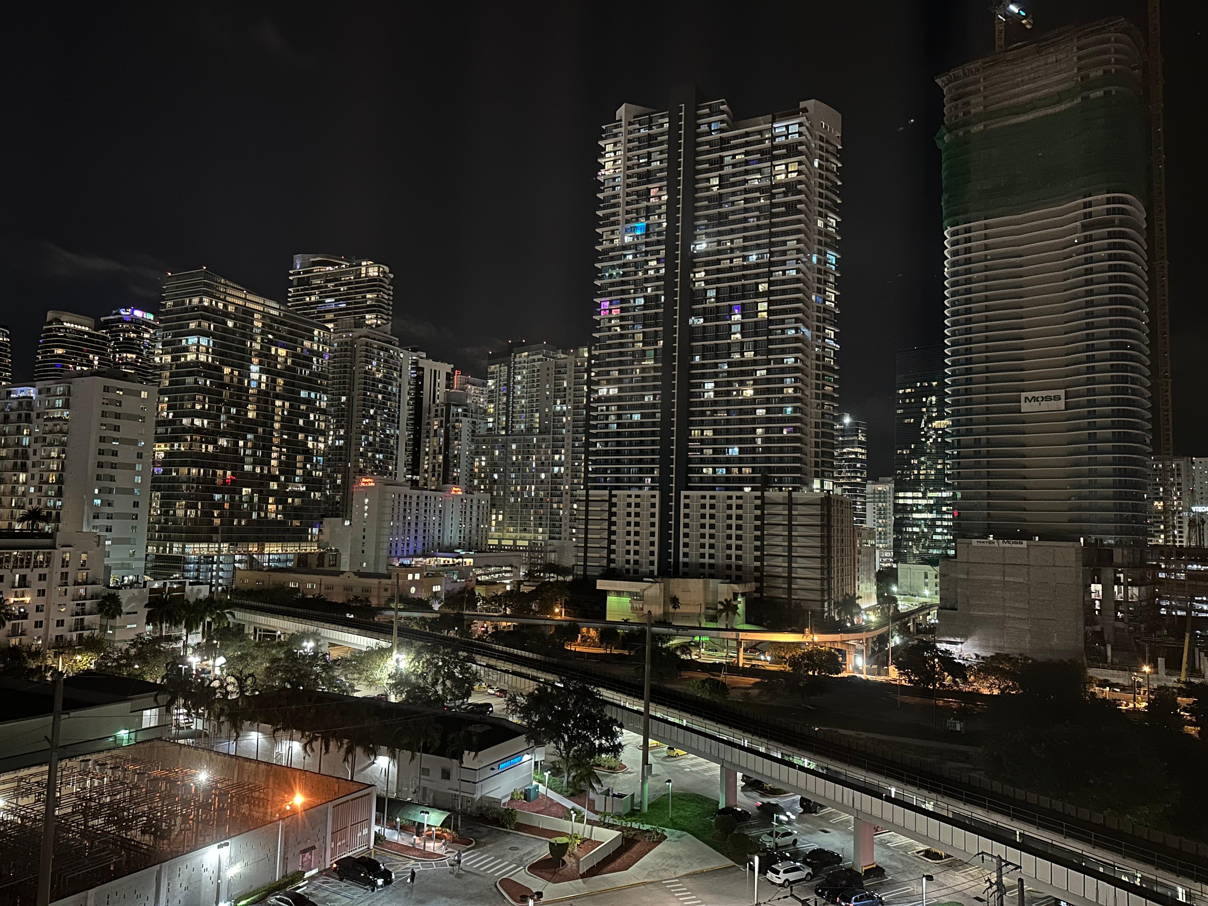 Vista noturna da janela do quarto 