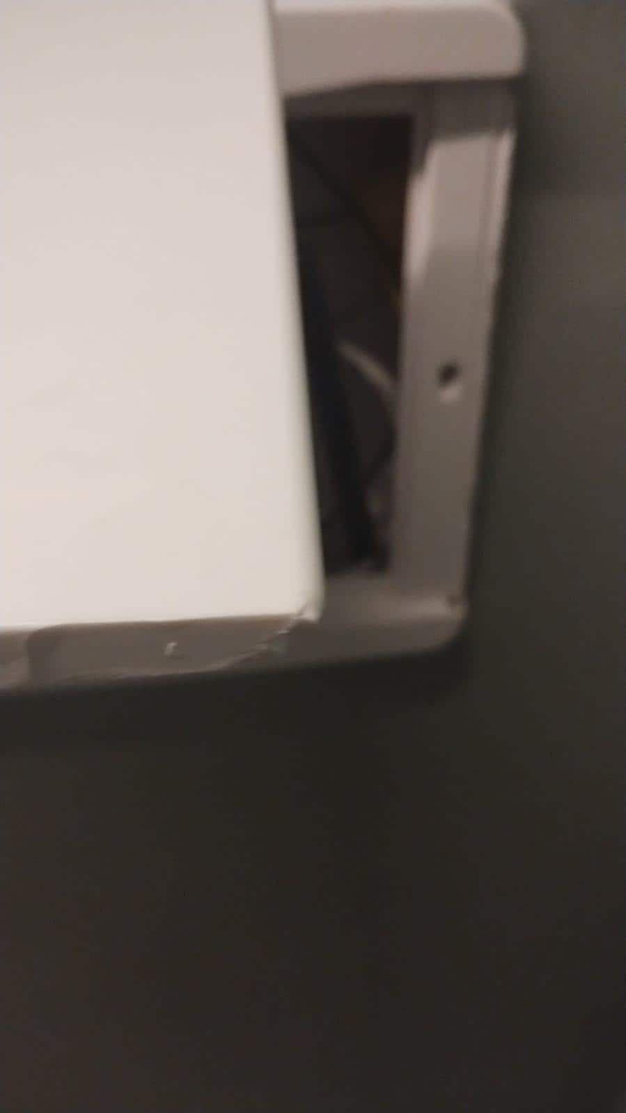 Tampa de caixa de distribuição quebrada