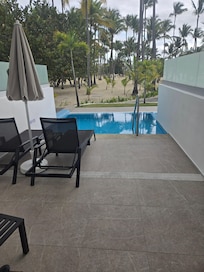 Swim up suite pool