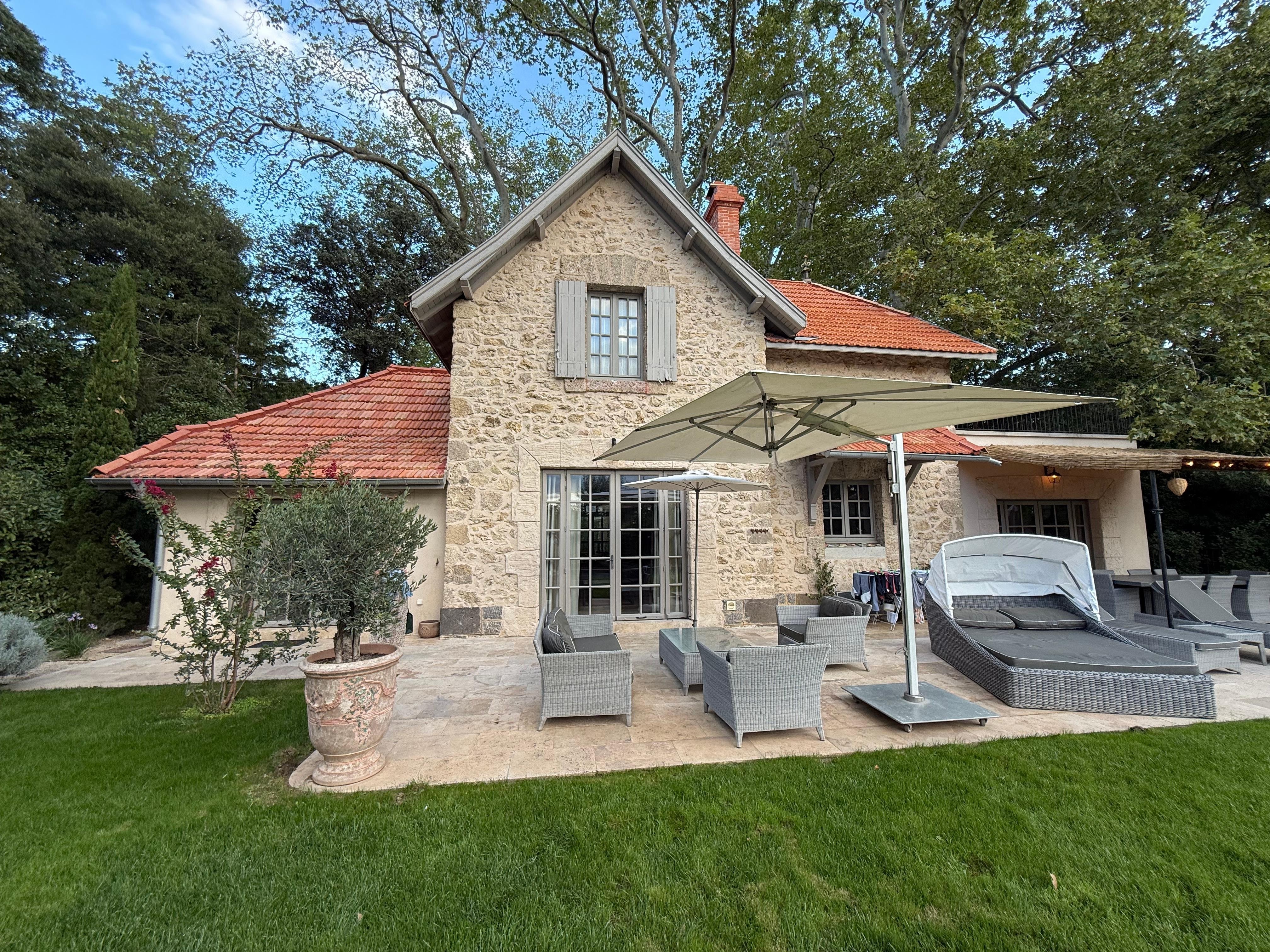 La maison du jardinier à l’écart de la propriété 