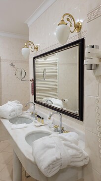 Spotlessly clean and beautiful bathroom