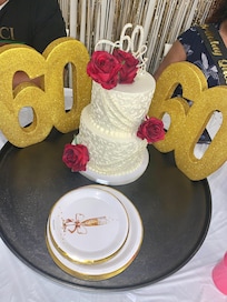 Beautiful cake made by Holly’s Bakes & Cakes