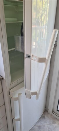 Les portes du réfrigérateur de cassées. Demande de réparation : rien n'a été effectué, il suffisait de mettre une petite rondelle…